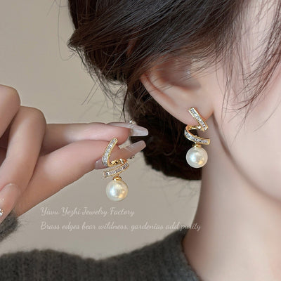 Boucles d'oreilles perle torsadées en spirale serties de strass, luxe discret à la française, allure haut de gamme, originales, délicates, idéales pour le travail, polyvalentes pour femme