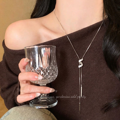Sautoir raffiné automne/hiver pour femme - un long collier de niche, luxueux, haut de gamme, élégant et majestueux. Accessoire nouveau style 2026.