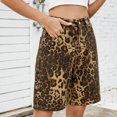 Short en jean délavé imprimé léopard