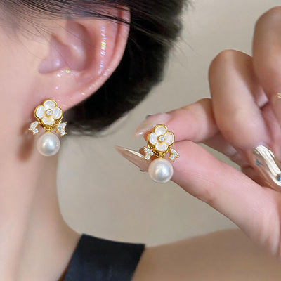 Boucles d'oreilles fleur et perle style bohème douces et artistiques, boucles raffinées haut de gamme luxe discret pleines de caractère, bijoux d'oreilles trèfle à quatre feuilles polyvalents