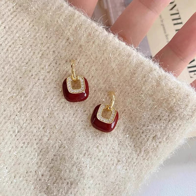 Boucles d'oreilles carrées vintage rouge bordeaux en forme de goutte, serties de strass, au design luxueux et raffiné, parfaites pour l'automne et l'hiver et faciles à assortir à toutes les tenues
