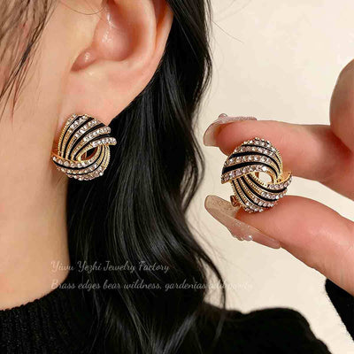 Boucles d'oreilles spirale noir et or émaillées serties de strass, boucles rayées style Chanel, élégantes et polyvalentes pour femme, idéales pour le travail