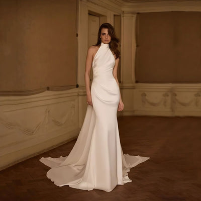 Robe de mariée dos nu en satin, col halter