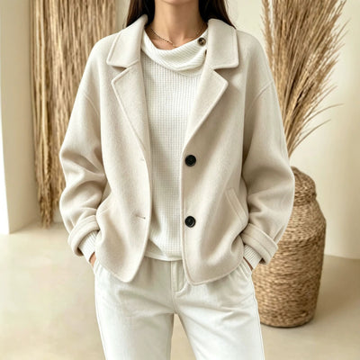 Costume cintré à deux boutons à l'esthétique minimaliste et raffinée