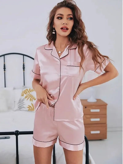 Ensemble pyjama en satin, chemise boutonnée et short