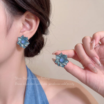 Boucles d'oreilles fleur en relief bleu rétro style européen et américain, luxe discret à l'allure haut de gamme, serties de pierres naturelles, clous d'oreilles originaux