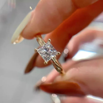 Élégante bague solitaire carrée taille princesse d'un carat, zircon étincelant, luxe accessible pour femme