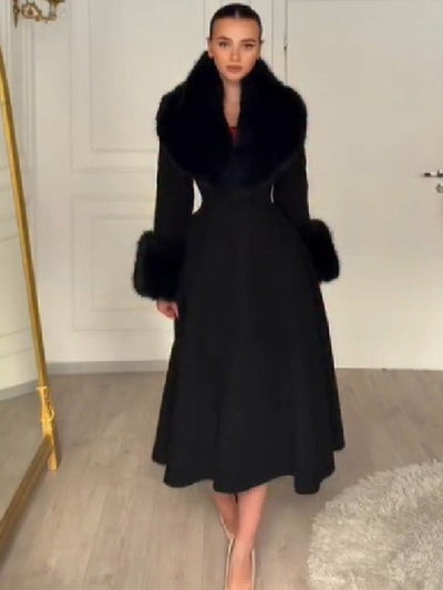Long manteau ajusté et évasé à bordure en fausse fourrure