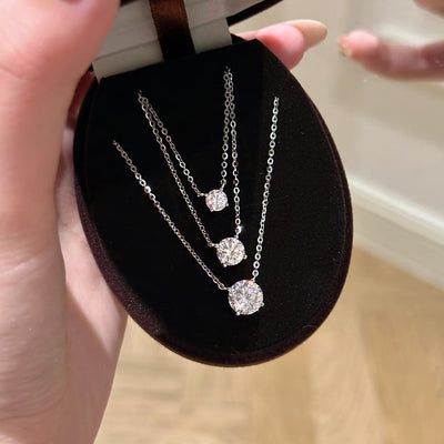 Collier diamant nez porté par Zhao Lusi avec pendentif goutte, mini pendentif solitaire zircon classique à quatre griffes, chaîne ras du cou